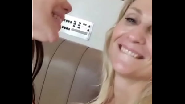 O que come&ccedil;ou quente no Uber pegou fogo no quarto. Tes&atilde;o demais em ver meu maridinho debaixo dessa bunda enorme da Bia ... 