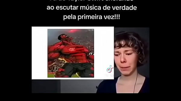 Hino nacional do flamengo f&atilde; da taylor swift chorando escutando musica de vdd 