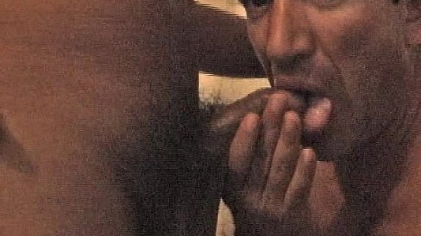 Mamando verga y recibiendo meada 