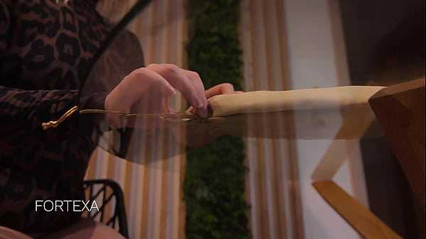 Nonton Thick Girl With Perfect Meaty Pussy Masturbates And Squirts At The Table thumbnail