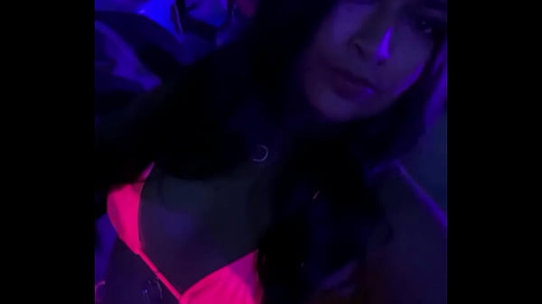 Nonton Sexy Brazillian Shaking Her Ass At A Glow Party thumbnail