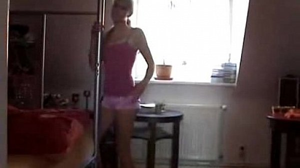 Nonton Blonde Sucks It Out thumbnail