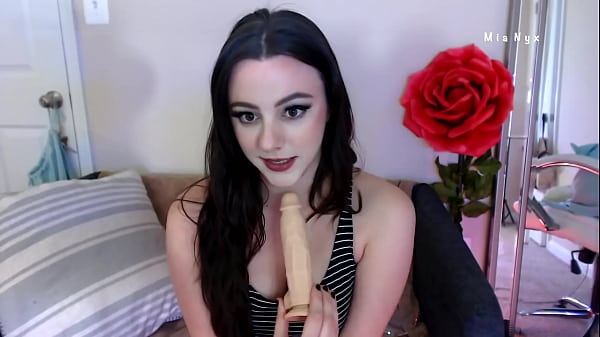 Size_Queen Describes Her Favorite Big Dicks then Worships Your Huge Dick Live on CamMiaNyx