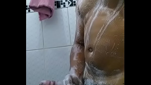 H&eacute;tero punhetando a rola ensaboada 