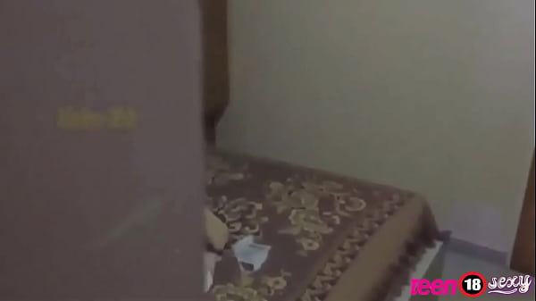 Hermanastra caliente_monta la_polla de padrastro pervertido que la pilla masturbandose