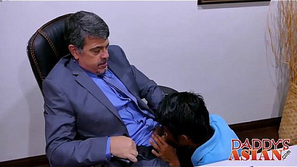 18yo Asian asshole spread with older cock 