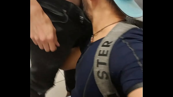 Mamador de boca nas picas desses machos no banheiro do metr&ocirc; 