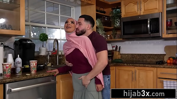 Play MP4 - Hot Muslim Girlfriend Has First-Time Sex For Christmas &lpar;Babi Star&rpar;