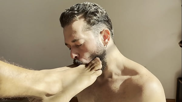 Play MP4 - Worshipping the young master&rsquo;s foot