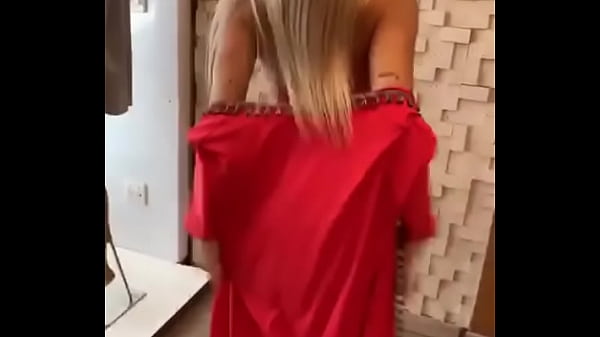 Loira Gostosa Desfilando thumbnail