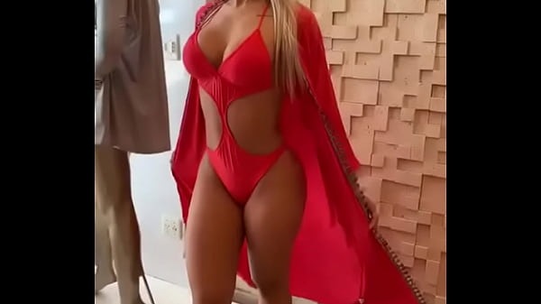 Nonton Loira Gostosa Desfilando thumbnail