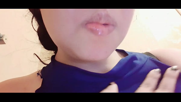 Play MP4 - Me masturbo en un ba&ntilde;o publico por d&iacute;a de la mujer estoy ardiendo necesito una buena polla