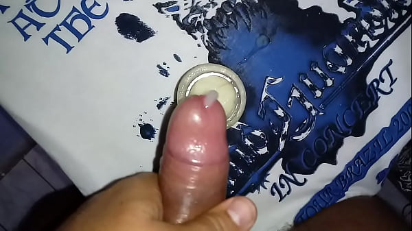 EU, gozando no pote de porra congelada. O pote j&aacute_ tem mais de 30 gozadas minhas. Eu pratico o Fetiche &quot_Porra Congelada&quot_.