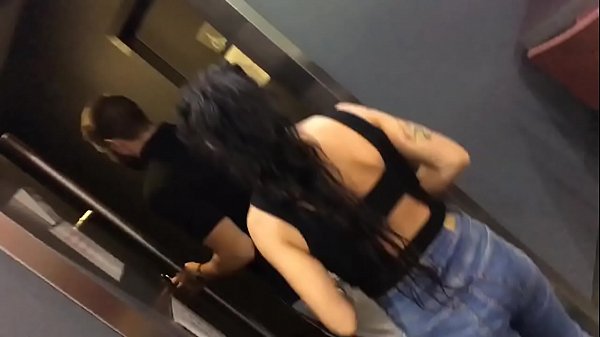 Le lamo el co&ntilde;o en unos aseos de un local 