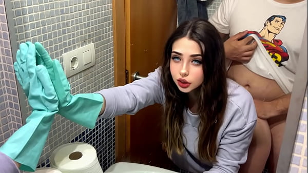 Play MP4 - Mi padrastro me folla en el ba&ntilde;o cuando limpiaba &comma; me deja sin aire de tanto sexo&comma;disfruto mucho cuando tengo sexo prohibido