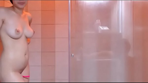 girl masturbate andbathing