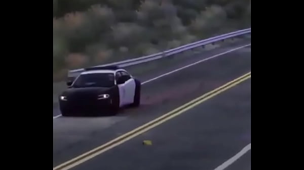 Branco escapando de quatro rapazes negros 