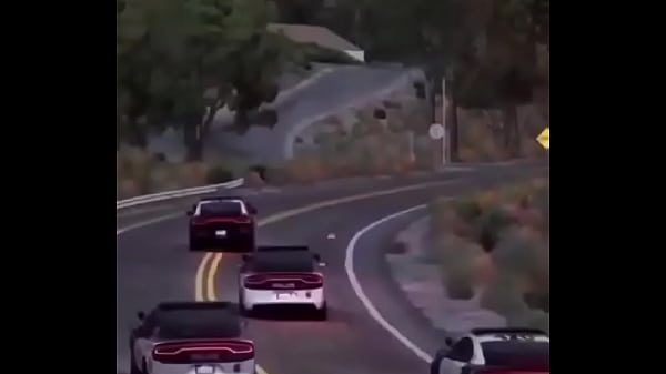 Branco escapando de quatro rapazes negros 