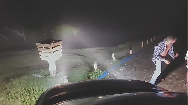 Play MP4 - A dama de branco da encruzilhada levou uma madeirada que at&eacute; caiu &excl;