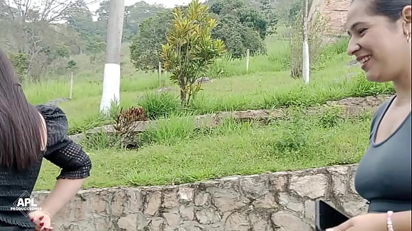 Play MP4 - Milf lesbianas aprovechan para calmar su calentura lamiendo sus co&ntilde;os al aire libre&period; PARTE 1