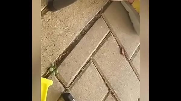 Nonton Adoro Mostrare I Miei Piedi Nudi In Zeppe Gialle thumbnail