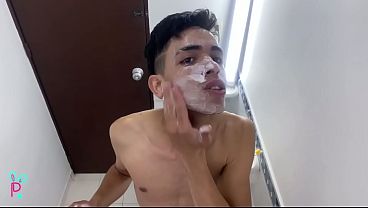 Colombiano Con Un Enorme Afeitado De Polla En El Ba&ntilde;o thumbnail