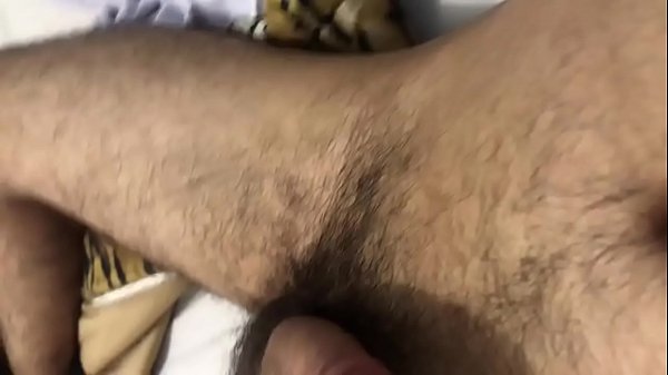 Dando uma gozada gostosa assistindopornô