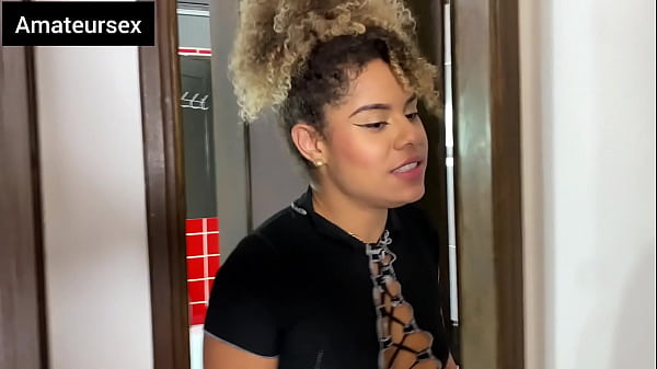 Novinha safada tranzaescondido do pai e da mãe dentro do banheiro com o negao dotado