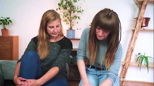 Play MP4 - Ersties&colon; Zwei Saarl&auml;nderinnen Nicky und Kate beim Spiel mit hei&szlig;em Sextoy