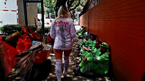 Play MP4 - Mexicana haciendo doble penetraci&oacute;n con sus compa&ntilde;eros de la universidad&comma; le entran dos vergas en la boca y en el co&ntilde;o&comma; flashing&comma; haciendo exhibit en el 7&comma;mostrando el culo en la calle &lpar;Video de verificaci&oacute;n&rpar;
