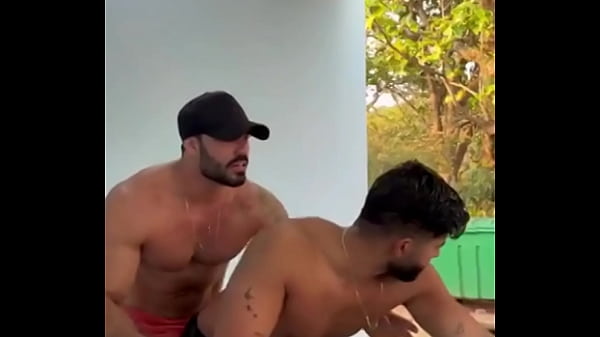 Chamei os amigos pra jogar sinuca e me fizeram pegar em seus tacos. - Free 