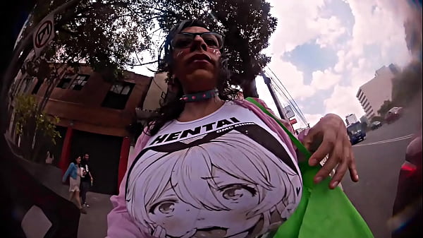 Enormes tetas, me gusta exhibirme en el uber, se le puso dura la verga! 