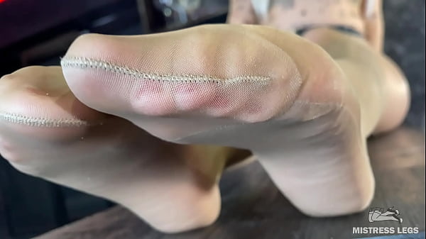 Nonton Rubbing My Nylon Feet Against Each Other Right Above Your Face thumbnail