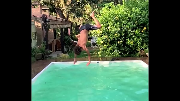 Cantor flagrado comendo fan