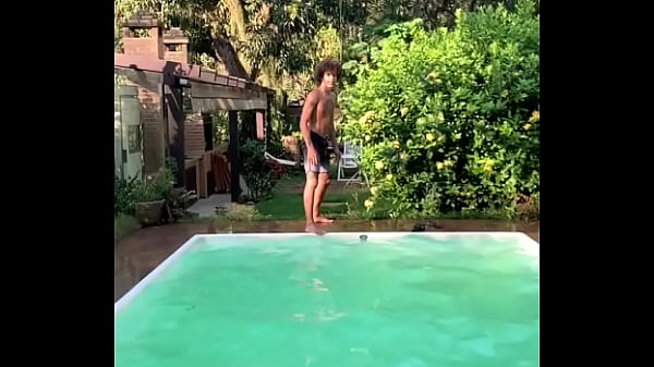 Nonton Cantor Flagrado Comendo Fan thumbnail