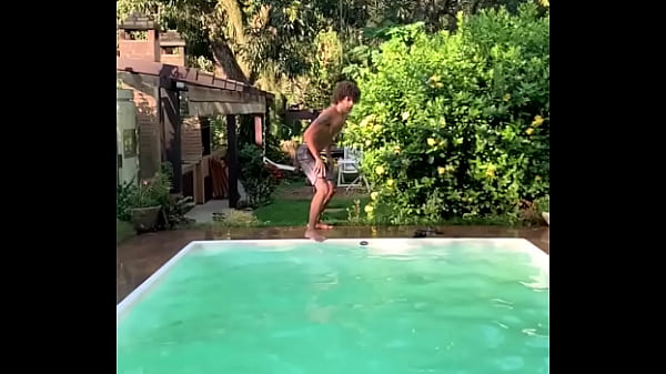 Cantor flagrado comendo fan