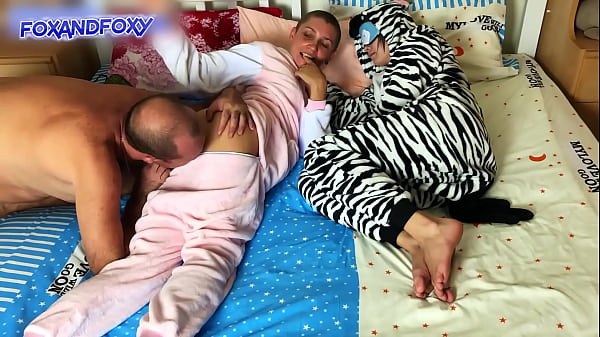 Play MP4 - Stepfather fucks her in ass next to her sister and Creampie inside pussy