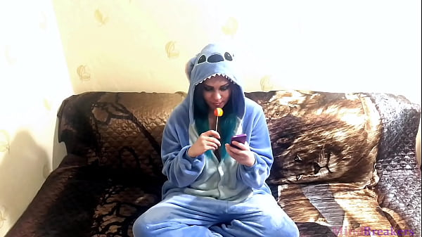 Nonton Emo Girlfriend Sucks Lollipop And Something Else In Stitch Cosplay thumbnail