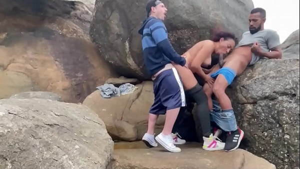 Play MP4 - Casada fudendo na praia com dois&period;