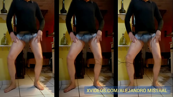 Mexicano aficionado mostrando la verga y las bolas por dentro de su ropa interior Alejandro Mistral