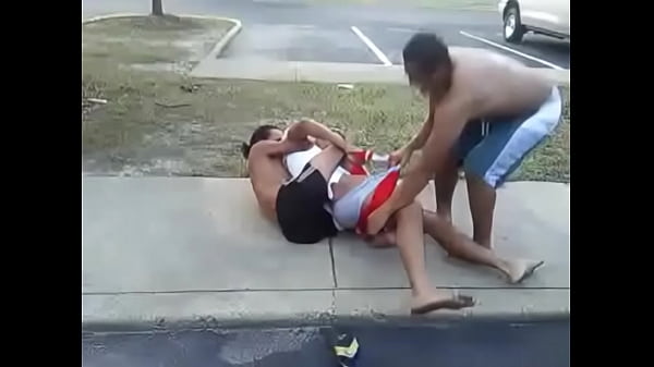 safadinhos.net -  Tirando a roupa do amigo na rua 