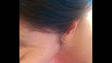 Chupando rico una polla en la piscina 