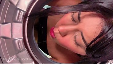 Se queda atrapada en la lavadora y aprovecho para grabar nuestro primer video porno 