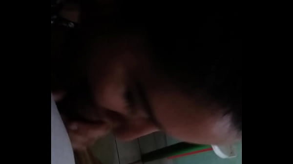 Esposa sacando leche a chorros con unas rica mamada