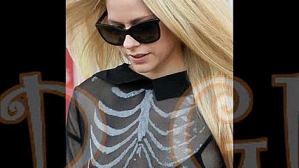 AVRIL LAVIGNE, Boobs 