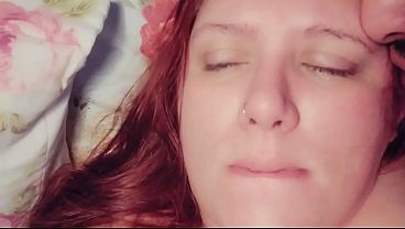 Ruiva MILF deliciosa ensinando como dar prazer chupando mamilos masculinos
