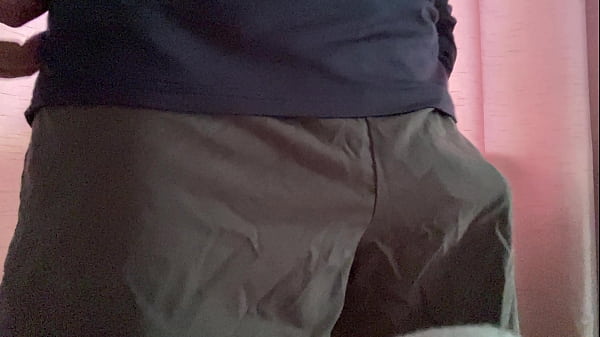 Play MP4 - Mr Big Dick UK pulling out whitezilla from his gym shorts