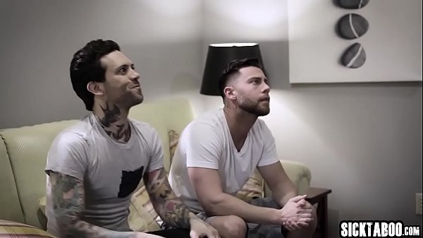 Sexy brunette MILF double penetrationin threesome