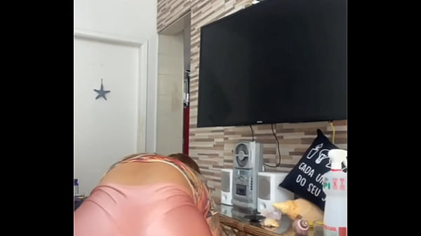 Play MP4 - Limpando a casa com a buceta rachando