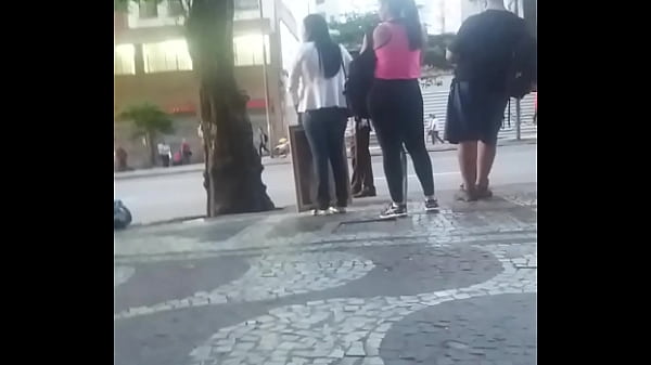 Gostosa de cal&ccedil;a marcando a calcinha 